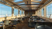 Tundra Buggy Lodge s Městem a Polárnimi Medvědy - Jídelna v Tundra Buggy Lodge ukazuje komfortní část pobytu přímo v tundře. Po výpravách za ledními medvědy se hosté vracejí do zázemí lodge, kde je čeká společné stolování a regionálně laděná kuchyně.