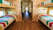 Tundra Buggy Lodge s Městem a Polárnimi Medvědy - Kajuty v Tundra Buggy Lodge přibližují netradiční formu ubytování přímo v tundře. Hosté zde tráví tři noci v prostředí, které kombinuje expediční charakter, bezpečné zázemí a bezprostřední blízkost krajiny ledních medvědů.