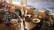 Tundra Buggy Lodge s Městem a Polárnimi Medvědy - Večeře v Tundra Buggy Lodge dokresluje atmosféru večerů v tundře. Program není jen o pozorování ledních medvědů, ale také o sdílení zážitků, pohodlí lodge a regionálně inspirované kuchyni přímo v arktické krajině.