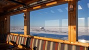 Tundra Buggy Lodge s Městem a Polárnimi Medvědy - Výhled z Tundra Buggy Lodge do zasněžené krajiny ukazuje, proč je nocleh v tundře tak výjimečný. Hosté mohou sledovat okolní krajinu přímo ze zázemí lodge a za vhodných podmínek také polární záři nebo pohyb zvířat v okolí.