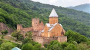 Gruzie s turistikou nejen po Kavkazu - Středověká pevnost Ananuri s kostelem obklopená zelenými kopci u řeky Aragvi, Gruzie