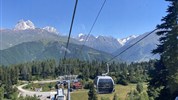Gruzie s turistikou nejen po Kavkazu - Pohled z kabiny lanovky na údolí Mestia a horu Ushba, lyžařské středisko Svaneti, Gruzie