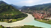 Gruzie s turistikou nejen po Kavkazu - Pohled z kostela Jvari na soutok řek Mtkvari a Aragvi u historického města Mccheta, Gruzie