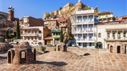 Gruzie s turistikou nejen po Kavkazu - Čtvrť sírových lázní Abanotubani s tradičními balkónovými domy a pevností Narikala, Tbilisi, Gruzie