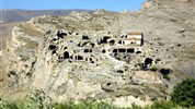 Gruzie s turistikou nejen po Kavkazu - Jeskynní město Uplistsikhe vytesané do skály s tisíciletými chodbami a kostelem, Gruzie