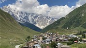 Gruzie s turistikou nejen po Kavkazu - Vesnice Ushguli se svanetinskými věžemi a dramatickým panoramatem zasněžených hor, nejvýše položená obydlená vesnice Evropy, Gruzie
