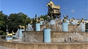 Gruzie s turistikou nejen po Kavkazu - Kolchidská fontána se zlatými sochami zvířat a koněm na centrálním náměstí v Kutaisi, Gruzie