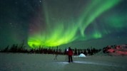 Polární záře | největší divadelní scéna Arktidy - Silná aurora borealis nad Churchillem zachycuje okamžik, kdy se polární záře rozzáří naplno nad zimní krajinou kanadského severu. Fotografie dobře vystihuje atmosféru zájezdu zaměřeného na jeden z nejvýraznějších přírodních úkazů severní polokoule.