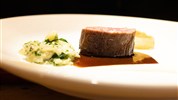 Polární záře | největší divadelní scéna Arktidy - Hlavní chod v Dan’s Diner přibližuje gastronomickou stránku zimního programu v Churchillu. Dan’s Diner je exkluzivní kulinářský zážitek v odlehlé krajině, kam se cestuje vozidlem Tundra Buggy® a kde se večer v divočině stává jednou z nejpamátnějších částí programu.