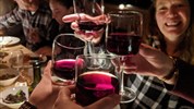 Polární záře | největší divadelní scéna Arktidy - Přípitek v Dan’s Diner zachycuje společenskou atmosféru večera v severní Manitobě. Tento zážitek doplňuje pozorování polární záře o komfortní, nečekaně slavnostní moment uprostřed zimní krajiny daleko od světel města.