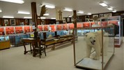 Polární záře | největší divadelní scéna Arktidy - Expozice Itsanitaq Museum v Churchillu představuje významnou sbírku inuitského umění a artefaktů. Návštěva muzea doplňuje zimní program o kulturní hloubku a pomáhá lépe pochopit historii, tradice a život v severních oblastech Kanady.