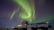 Polární záře | největší divadelní scéna Arktidy - Thanadelthur Lounge pod polární září představuje jedno z klíčových večerních míst programu. Cesta vozidlem Tundra Buggy® přes zamrzlou řeku Churchill vede do teplého a odlehlého zázemí určeného pro pozorování aurory v zimní krajině severní Manitoby.