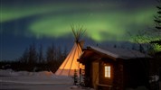 Polární záře | největší divadelní scéna Arktidy - Zimní chata a teepee pod polární září zachycují atmosféru odlehlého večerního pozorovacího místa. Teplé zázemí v boreálním lese umožňuje spojit pohodlí s jedinečným zážitkem z arktické noční oblohy.