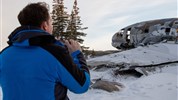 Lední medvědi v Churchillu | ikonické safari z Tundra Buggy® - Vrak letadla Miss Piggy patří mezi známé zastávky při prohlídce okolí Churchillu. Fotografie doplňuje zájezd o místní příběhy, odlehlost severní Manitoby a specifickou atmosféru města na hraně arktické krajiny.