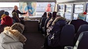Lední medvědi v Churchillu | ikonické safari z Tundra Buggy® - Interiér Tundra Buggy® s klienty přibližuje praktickou stránku celodenní výpravy do tundry. Během safari mají hosté výhled do krajiny, odborný výklad a bezpečné zázemí pro pozorování ledních medvědů i dalších zvířat.