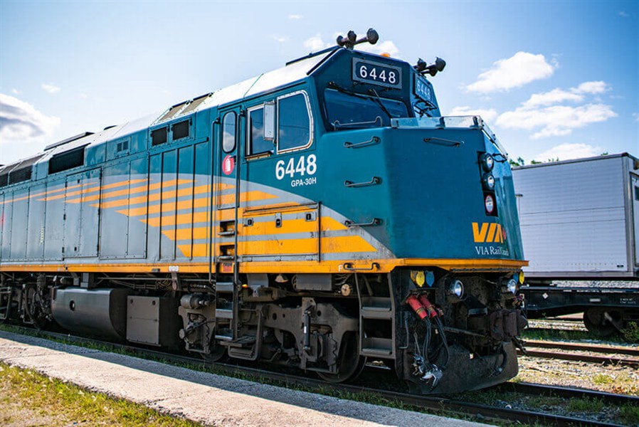 Lední medvědi v Churchillu | ikonické safari z Tundra Buggy® vlakem - Vlak VIA Rail na trase Winnipeg – Churchill ukazuje jedinečnost vlakové varianty programu. Cesta na sever Manitoby není jen přesunem, ale součástí zážitku: krajina se postupně mění z prérií na severskou tundru a přibližuje odlehlost Churchillu u Hudsonova zálivu.