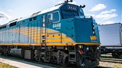 Lední medvědi v Churchillu | ikonické safari z Tundra Buggy® vlakem - Vlak VIA Rail na trase Winnipeg – Churchill ukazuje jedinečnost vlakové varianty programu. Cesta na sever Manitoby není jen přesunem, ale součástí zážitku: krajina se postupně mění z prérií na severskou tundru a přibližuje odlehlost Churchillu u Hudsonova zálivu.