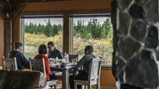 Odysea Hudsonova zálivu | prémiové safari v divočině severní Kanady - Jídelna Nanuk Polar Bear Lodge propojuje pohodlí lodge s výhledem do boreální krajiny u Hudsonova zálivu. Foto: Churchill Wild | Jad Davenport.