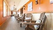 Odysea Hudsonova zálivu | prémiové safari v divočině severní Kanady - Chodba hostinských pokojů v Nanuk Polar Bear Lodge přibližuje komfortní zázemí uprostřed odlehlé divočiny Hudsonova zálivu. Foto: Churchill Wild | Scott Zielke.