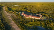 Odysea Hudsonova zálivu | prémiové safari v divočině severní Kanady - Letecký pohled na Nanuk Polar Bear Lodge u Hudsonova zálivu ukazuje izolovanou polohu lodge v arktické divočině. Foto: Churchill Wild / NNK Build Films.