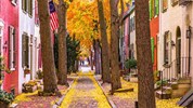 Poznávací zájezd - New York, Philadelfia, Washington DC & Cape May - Malebná dlážděná ulička lemovaná historickými domy a vzrostlými stromy patří k nejfotogeničtějším místům ve Philadelphii.