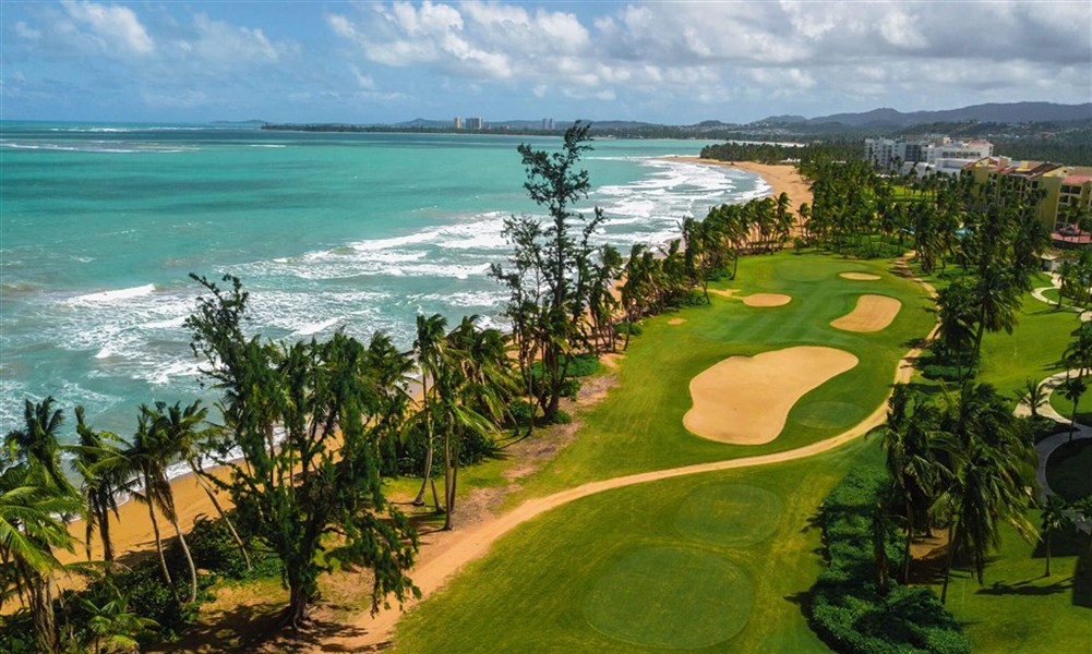 Wyndham Grand Rio Mar - Golfové hřiště resortu Wyndham Grand Rio Mar s výhledem na Atlantický oceán a tropické pobřeží Portorika.