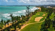 Wyndham Grand Rio Mar - Golfové hřiště resortu Wyndham Grand Rio Mar s výhledem na Atlantický oceán a tropické pobřeží Portorika.