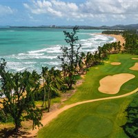 Wyndham Grand Rio Mar - Golfové hřiště resortu Wyndham Grand Rio Mar s výhledem na Atlantický oceán a tropické pobřeží Portorika. - www.marco-polo.cz