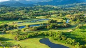 Wyndham Grand Rio Mar - Rozlehlé golfové hřiště resortu Wyndham Grand Rio Mar obklopené zelenou tropickou krajinou východního Portorika.
