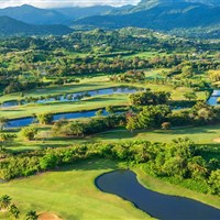 Wyndham Grand Rio Mar - Rozlehlé golfové hřiště resortu Wyndham Grand Rio Mar obklopené zelenou tropickou krajinou východního Portorika. - www.marco-polo.cz