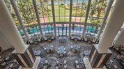 Wyndham Grand Rio Mar - Elegantní restaurace v resortu Wyndham Grand Rio Mar s vysokými okny, vzdušným interiérem a výhledem do zeleně.