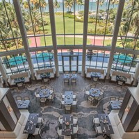 Wyndham Grand Rio Mar - Elegantní restaurace v resortu Wyndham Grand Rio Mar s vysokými okny, vzdušným interiérem a výhledem do zeleně. - www.marco-polo.cz