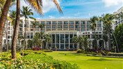 Wyndham Grand Rio Mar - Budova hotelu Wyndham Grand Rio Mar zasazená do tropické zahrady s palmami a upraveným resortním areálem.