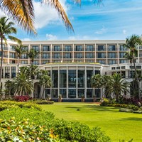 Wyndham Grand Rio Mar - Budova hotelu Wyndham Grand Rio Mar zasazená do tropické zahrady s palmami a upraveným resortním areálem. - www.marco-polo.cz