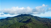 Wyndham Grand Rio Mar - Pohled na zelené svahy deštného pralesa El Yunque, jednu z hlavních přírodních atrakcí v okolí resortu Wyndham Grand Rio Mar.