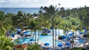 Wyndham Grand Rio Mar - Bazénový areál resortu Wyndham Grand Rio Mar obklopený palmami a tropickou zelení.