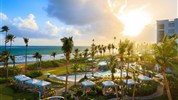 Wyndham Grand Rio Mar - Bazénový areál resortu Wyndham Grand Rio Mar s výhledem k oceánu a atmosférou tropického západu slunce.