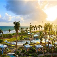 Wyndham Grand Rio Mar - Bazénový areál resortu Wyndham Grand Rio Mar s výhledem k oceánu a atmosférou tropického západu slunce. - www.marco-polo.cz