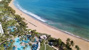 Wyndham Grand Rio Mar - Letecký pohled na Wyndham Grand Rio Mar s pláží, bazény, palmami a Atlantickým oceánem.