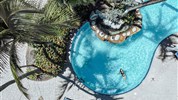 Wyndham Grand Rio Mar - Tropický bazénový areál resortu Wyndham Grand Rio Mar s palmami, lehátky a odpočinkovou atmosférou.