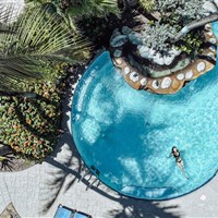 Wyndham Grand Rio Mar - Tropický bazénový areál resortu Wyndham Grand Rio Mar s palmami, lehátky a odpočinkovou atmosférou. - www.marco-polo.cz