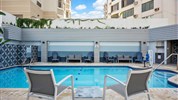 Holiday Inn Express San Juan Condado by IHG - Venkovní bazén a odpočinková terasa hotelu Holiday Inn Express San Juan Condado v Portoriku.