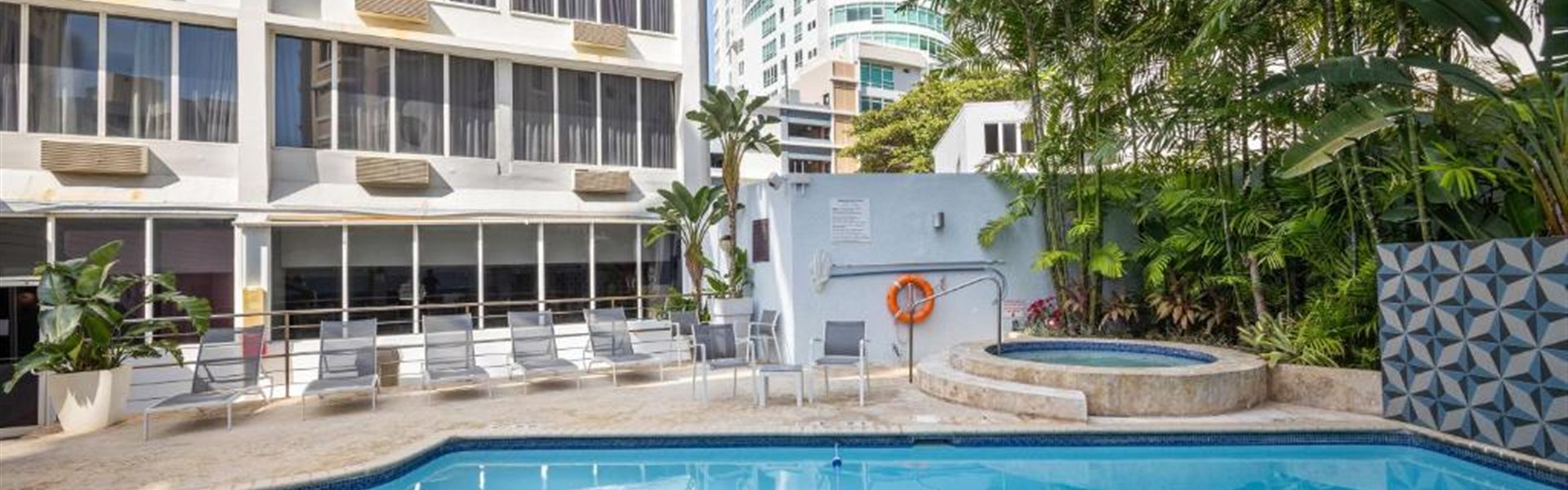 Holiday Inn Express San Juan Condado by IHG - Pohled na Holiday Inn Express San Juan Condado by IHG s venkovním bazénem v oblíbené části Condado v San Juanu.