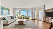 Las Casitas Village at El Conquistador - Prostorný interiér ubytování Las Casitas Village s obývací částí, světlým designem a výhledem směrem k oceánu.