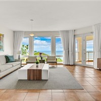 Las Casitas Village at El Conquistador - Prostorný interiér ubytování Las Casitas Village s obývací částí, světlým designem a výhledem směrem k oceánu. - www.marco-polo.cz
