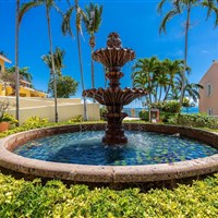 Las Casitas Village at El Conquistador - Tropické nádvoří s fontánou a barevnou architekturou v části Las Casitas Village at El Conquistador. - www.marco-polo.cz