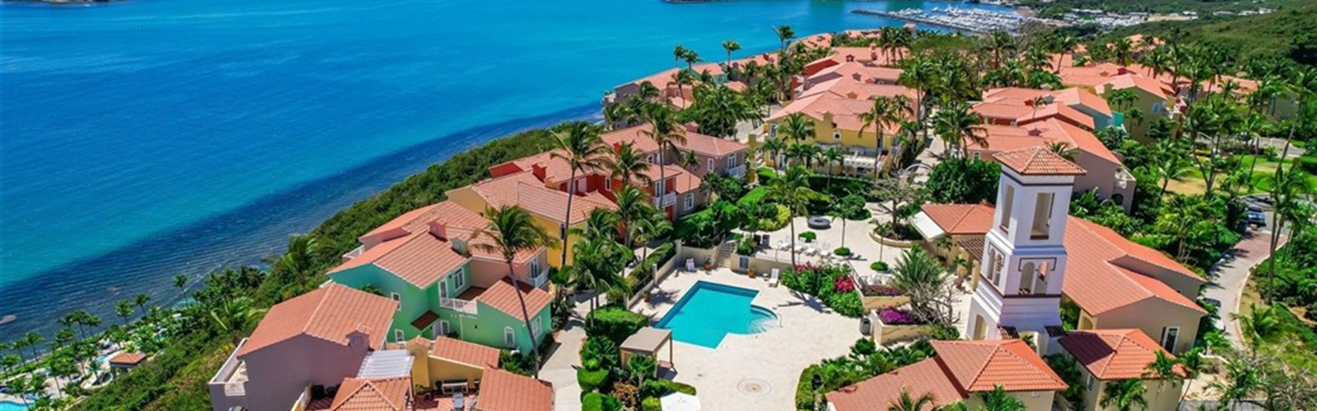 Las Casitas Village at El Conquistador - Letecký pohled na Las Casitas Village at El Conquistador ve Fajardu s výhledem na oceán, bazény a východní pobřeží Portorika.
