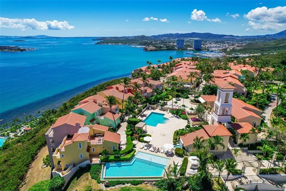Las Casitas Village at El Conquistador - Letecký pohled na Las Casitas Village at El Conquistador ve Fajardu s výhledem na oceán, bazény a východní pobřeží Portorika.