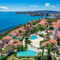 Las Casitas Village at El Conquistador - Letecký pohled na Las Casitas Village at El Conquistador ve Fajardu s výhledem na oceán, bazény a východní pobřeží Portorika. - www.marco-polo.cz
