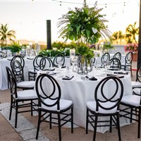 Las Casitas Village at El Conquistador - Venkovní posezení a restaurace v resortu El Conquistador s výhledem na palmy, oceán a západ slunce. - www.marco-polo.cz